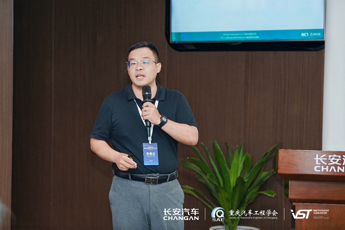 戴帽子的人在电视前AI 生成的内容可能不正确。